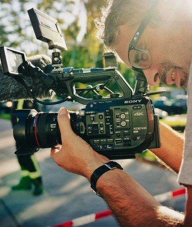 Videograf Tobias Büchner dreht einen Film mit der Kamera